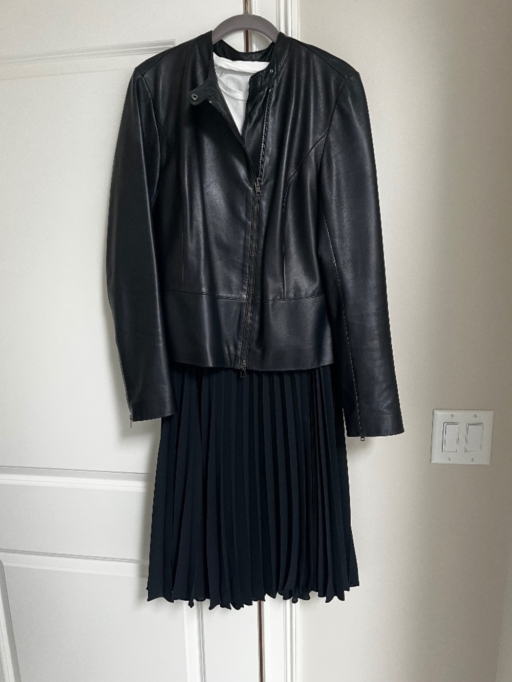 Vince Navy Pleated Skirt size 8/10